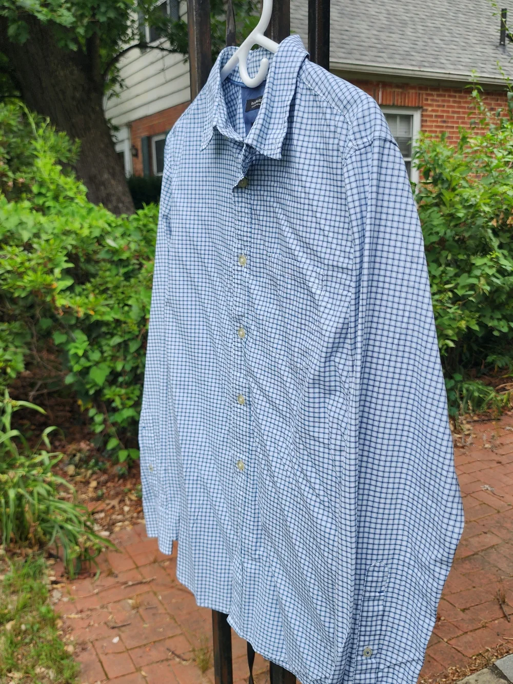 Banana Republic Grant Fit Men's Button Down Shirt - Size Medium.